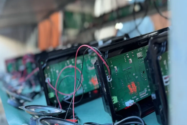 Пластикалық корпусы бар FAMA дыбыстық жаяу жүргіншілер сигналдары қараша айында сатылған 7500 бірлікке жетеді, 1000-нан астам қиылыстарда орналастырылды. Пластикалық корпусы бар FAMA дыбыстық жаяу жүргіншілер сигналдары қараша айында сатылған 7500 бірлікке жетеді, 1000-нан астам қиылыстарда орналастырылды.